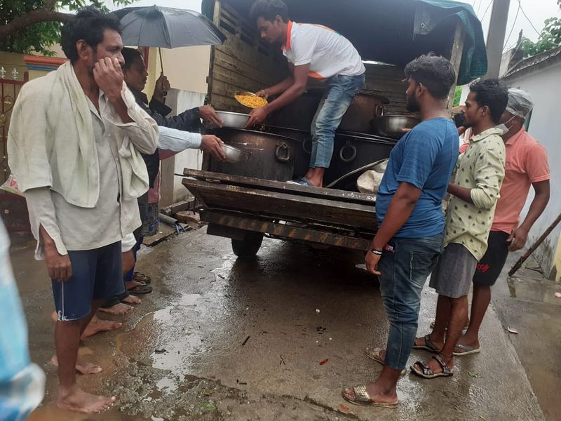 eatala rajender arranged tiffins to flood affacted area peoples in jammikunta