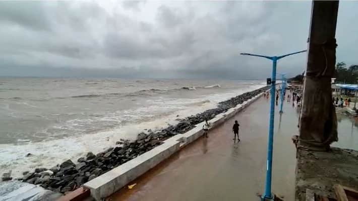 A tourist died after falling from the balcony of a hotel in Digha A tourist died after falling from the balcony of a hotel in Digha