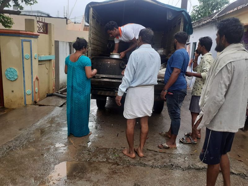eatala rajender arranged tiffins to flood affacted area peoples in jammikunta