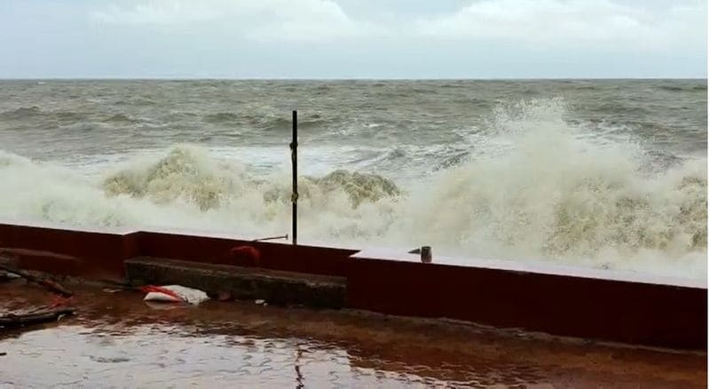 due to heavy rain waterlogged in many area yellow alert issued in Kolkata bmm