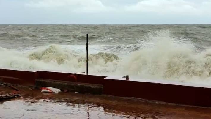 Ignoring the guidelines, tourists are in trouble to take a bath in Digha bpsb Ignoring the guidelines, tourists are in trouble to take a bath in Digha bpsb