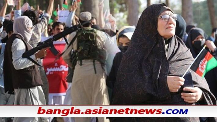 Afghan woman stands fearless in front of armed Taliban, iconic image reminds Tiananmen square ALB Afghan woman stands fearless in front of armed Taliban, iconic image reminds Tiananmen square ALB