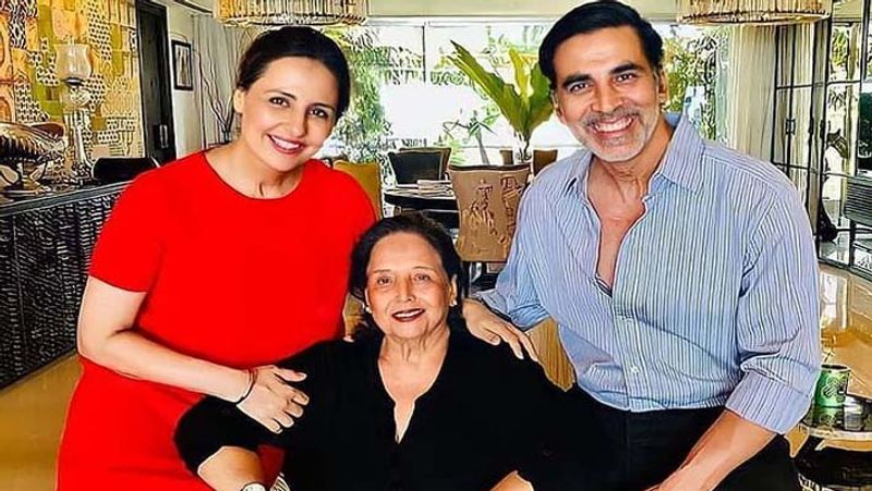 akshay kumar took his mother to her favorite place on her birthday a year ago