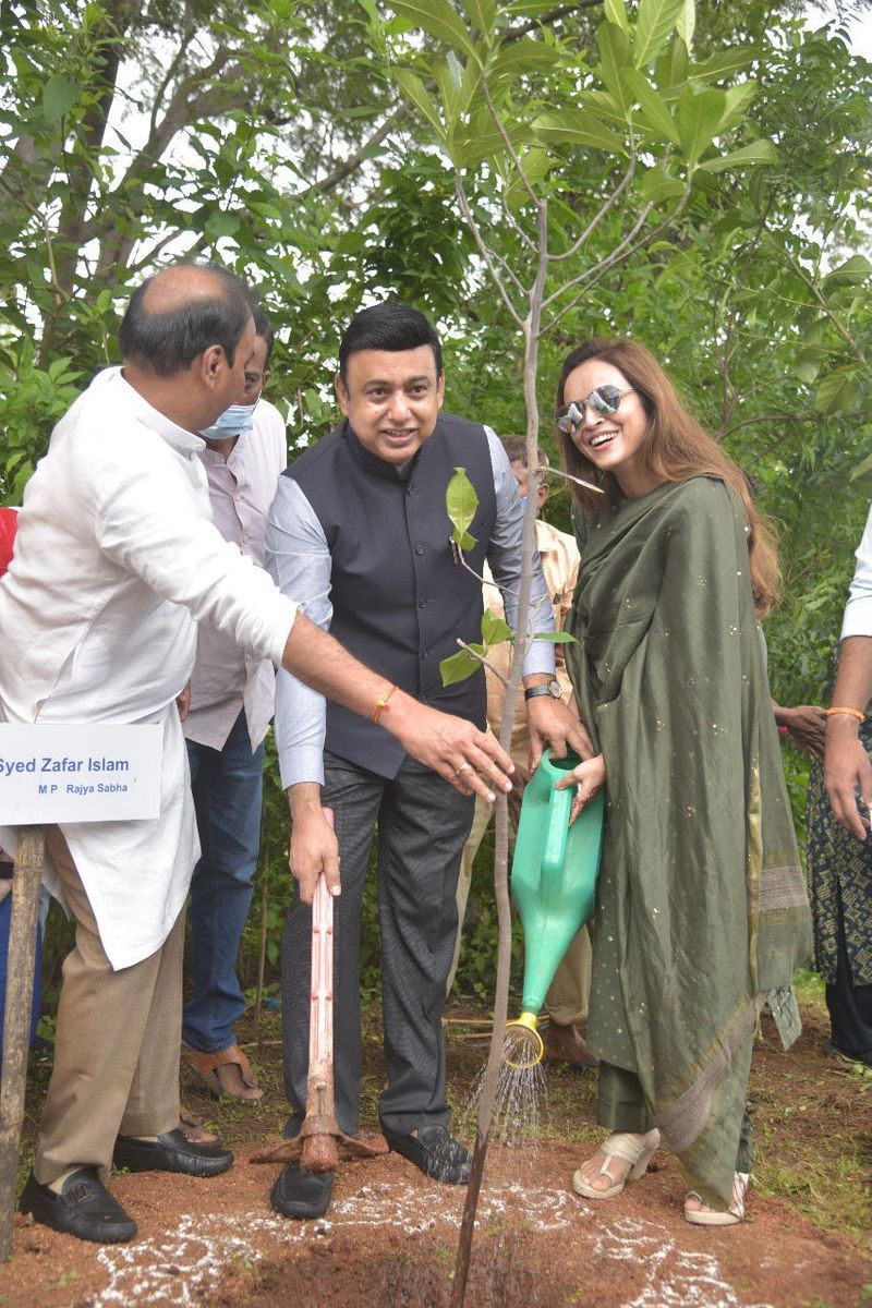 Members of Parliamentary Standing Committee on Information Technology participates in Green India Challenge