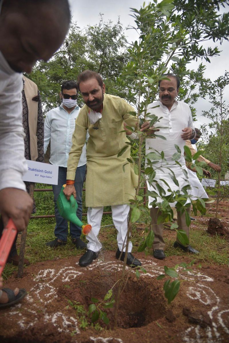 Members of Parliamentary Standing Committee on Information Technology participates in Green India Challenge