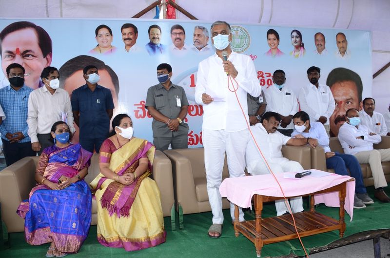 Minister Harish Rao releases fishlings into Ranganayaka Sagar