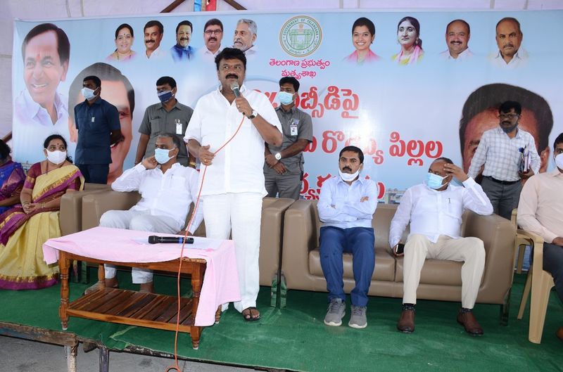 Minister Harish Rao releases fishlings into Ranganayaka Sagar