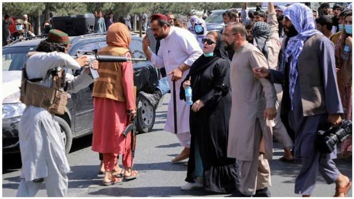Afghan woman stands face to face against Taliban armed man image called iconic Afghan woman stands face to face against Taliban armed man image called iconic