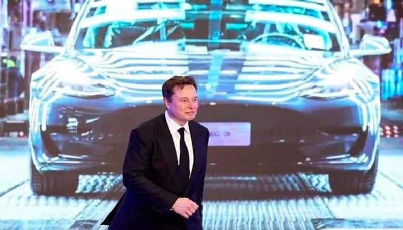 Is it appropriate for Twitter executives to fire employees? violate U.S. law? Elon Musk is being sued.