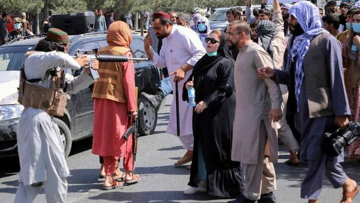Afghanistan crisis woman faces an armed Taliban man who pointed his gun to her chest viral photo ckm Afghanistan crisis woman faces an armed Taliban man who pointed his gun to her chest viral photo ckm