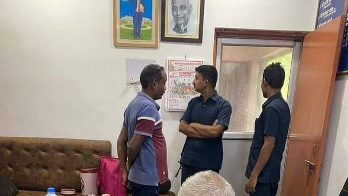 Chhatisgarh CM Bhupesh Baghel father viral photo after his arrest, VVIP treatment given to him in Police Station Chhatisgarh CM Bhupesh Baghel father viral photo after his arrest, VVIP treatment given to him in Police Station