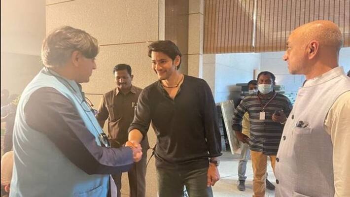 Congress leader Shashi tharoor met Super star mahesh Congress leader Shashi tharoor met Super star mahesh