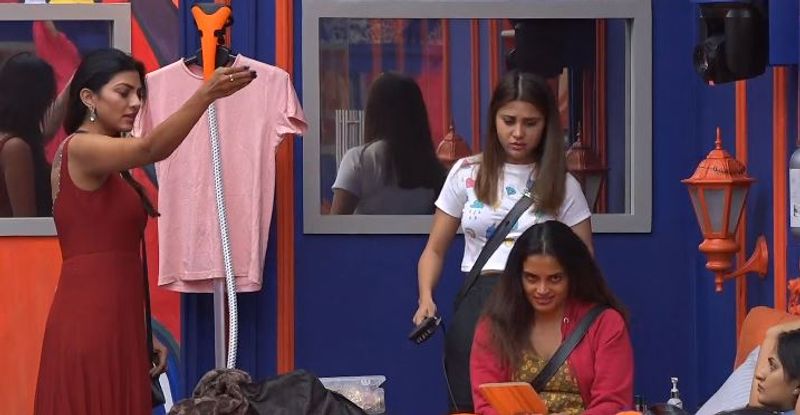 Actress Priya emotional side revealed in Bigg Boss 5 house