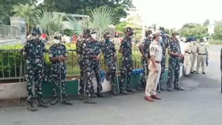 TDP YCP Fight... Police Security Increased in Thadepalli CM Camp Office TDP YCP Fight... Police Security Increased in Thadepalli CM Camp Office