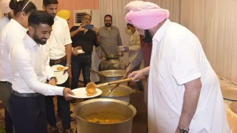 punjab cm amarinder singh hosted and cooking dinner for olympics medal winners players