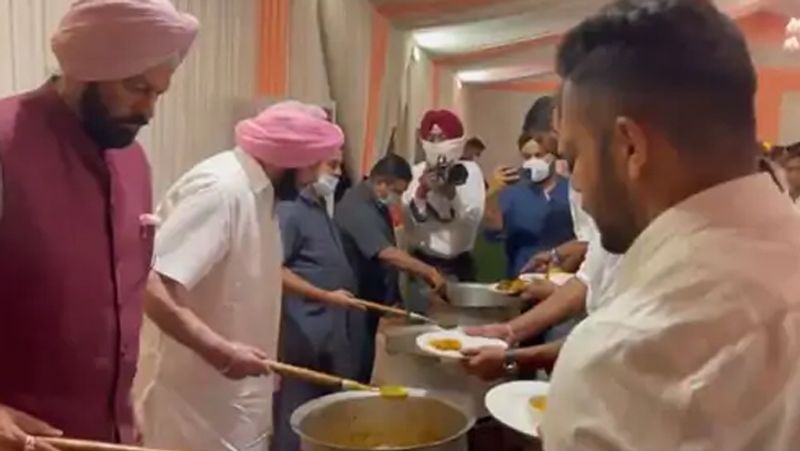 punjab cm amarinder singh hosted and cooking dinner for olympics medal winners players