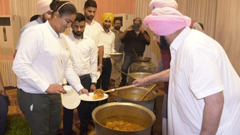 punjab cm amarinder singh hosted and cooking dinner for olympics medal winners players