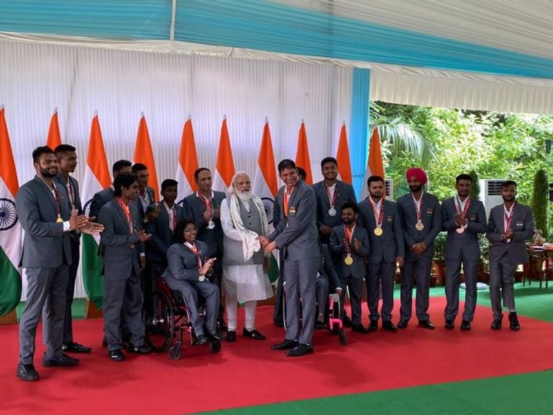 Narendra Modi interacts with India's Tokyo Paralympic champions (See pictures)-ayh