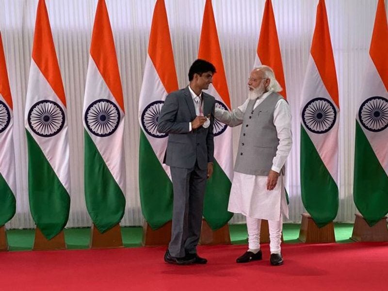 PM Modi meets Indian Paralympians after historical performance at Tokyo Paralympics spb
