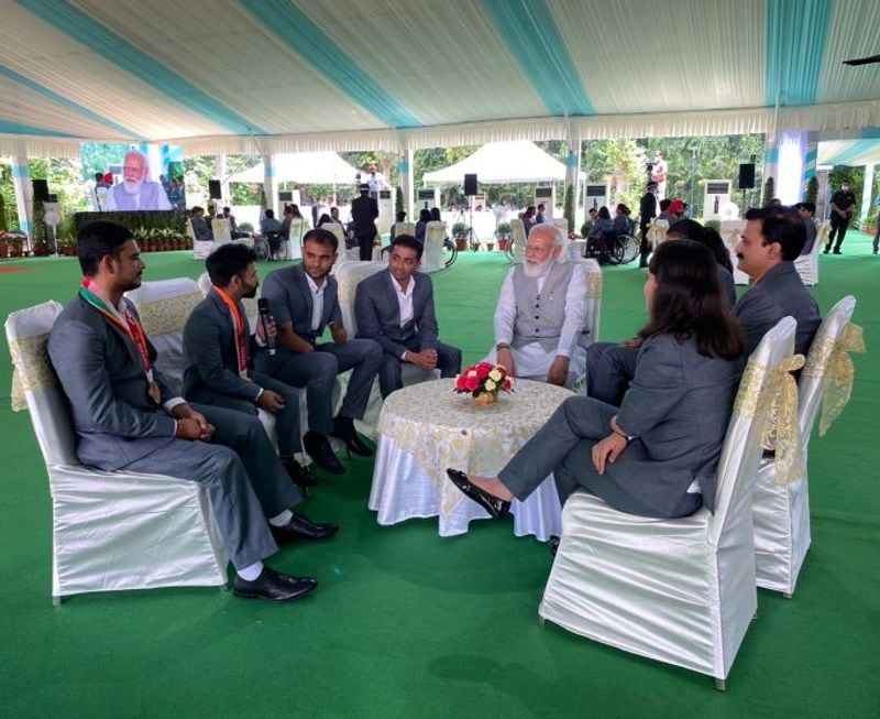 PM Modi meets Indian Paralympians after historical performance at Tokyo Paralympics spb