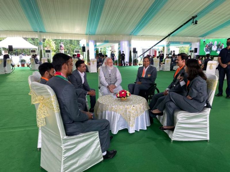 PM Modi meets Indian Paralympians after historical performance at Tokyo Paralympics spb