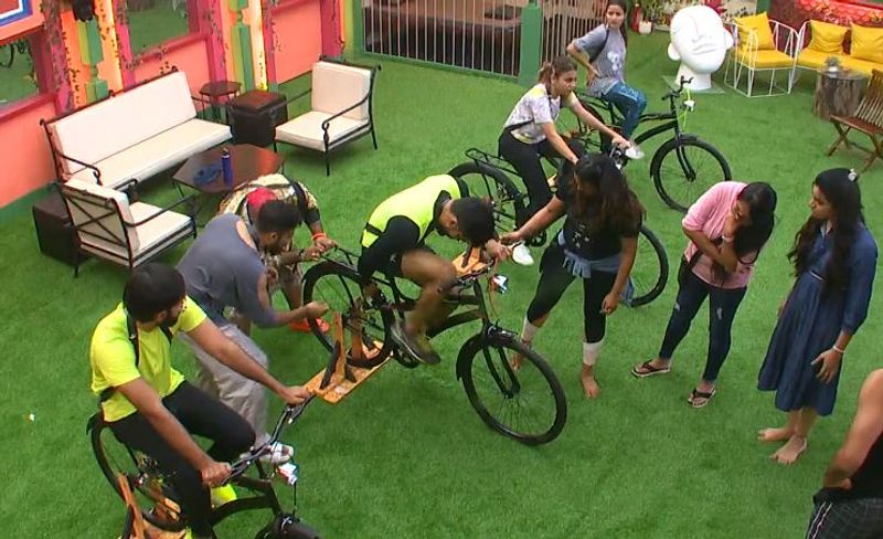 Siri Became as Bigg Boss 5 first captain