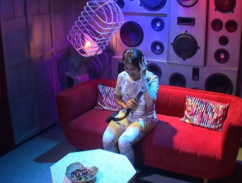 Siri Became as Bigg Boss 5 first captain