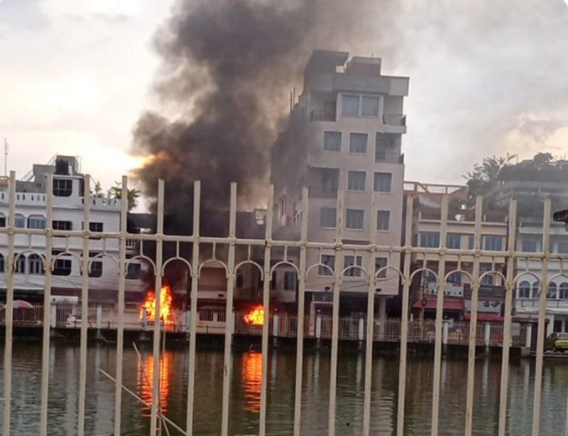 attackers set fire to five media houses and two CPM offices in Tripura