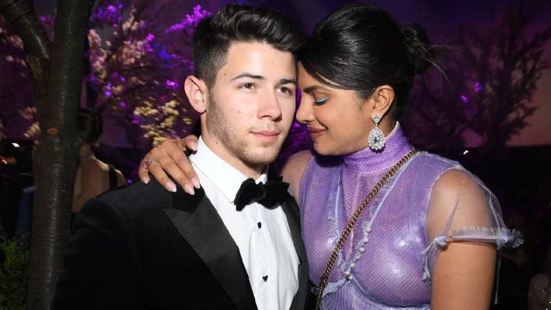 Priyanka Chopra dress opened up in an event, husband nick jonas helped her