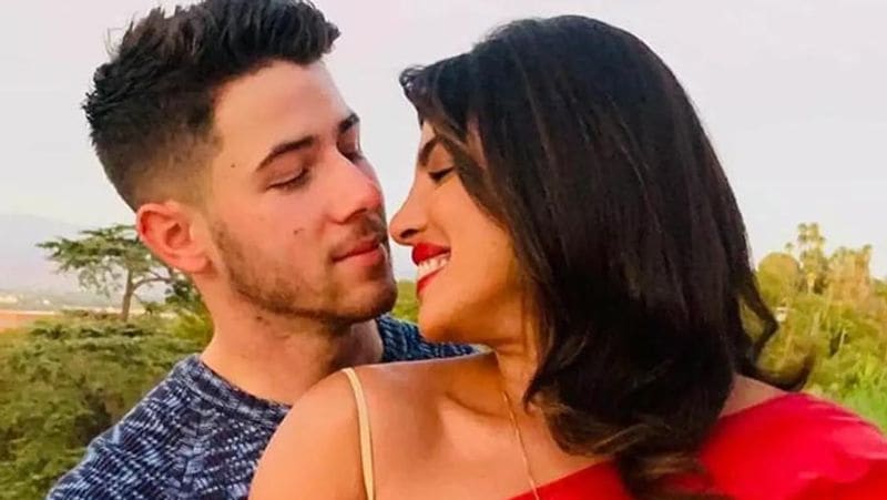 Priyanka Chopra dress opened up in an event, husband nick jonas helped her