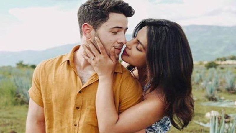 Priyanka Chopra dress opened up in an event, husband nick jonas helped her