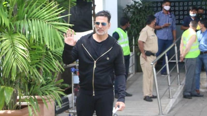 akshay kumar fly out with wife twinkle khanna and children after 2 days of mother death, actor gets troll for this