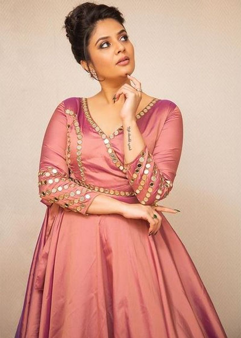 Anchor Sreemukhi looks beautiful in trendy outfit