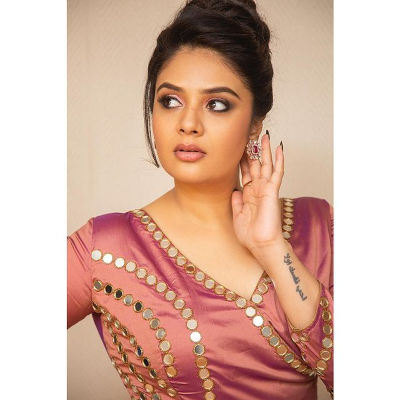 Anchor Sreemukhi looks beautiful in trendy outfit