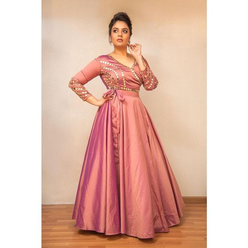 Anchor Sreemukhi looks beautiful in trendy outfit