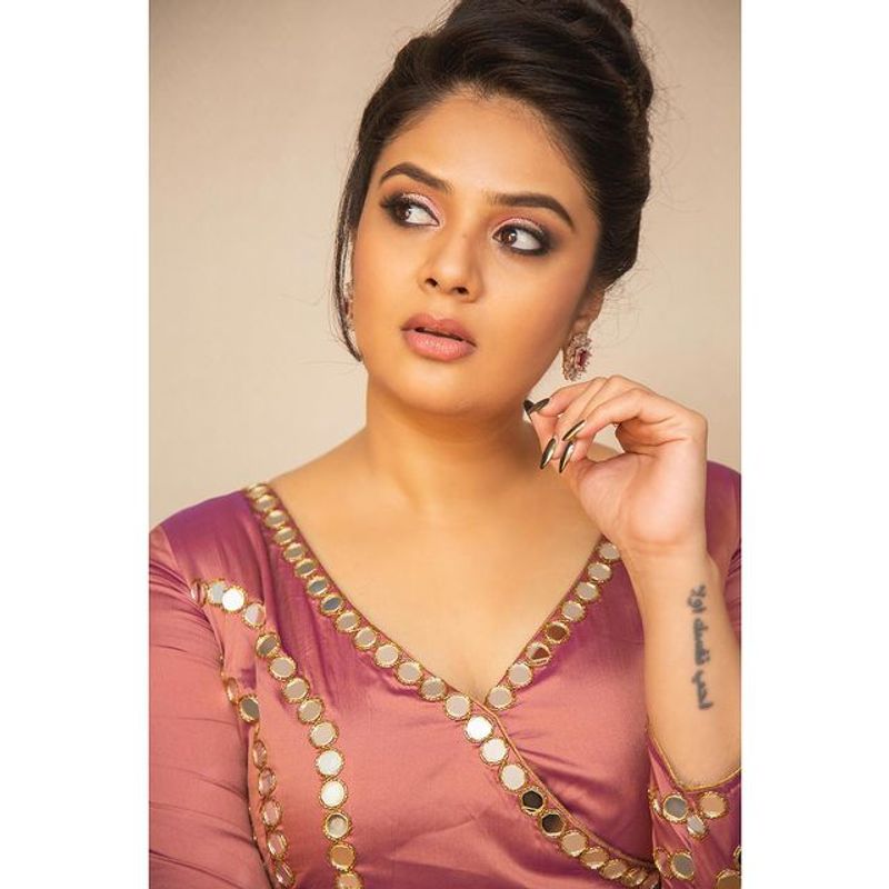 Anchor Sreemukhi looks beautiful in trendy outfit