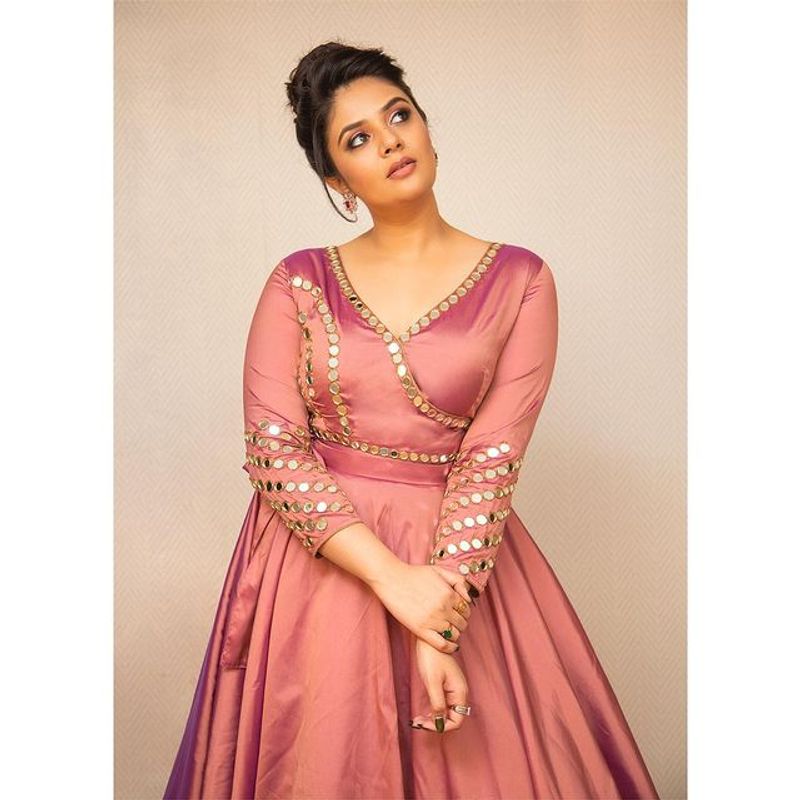 Anchor Sreemukhi looks beautiful in trendy outfit
