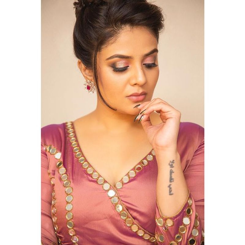 Anchor Sreemukhi looks beautiful in trendy outfit
