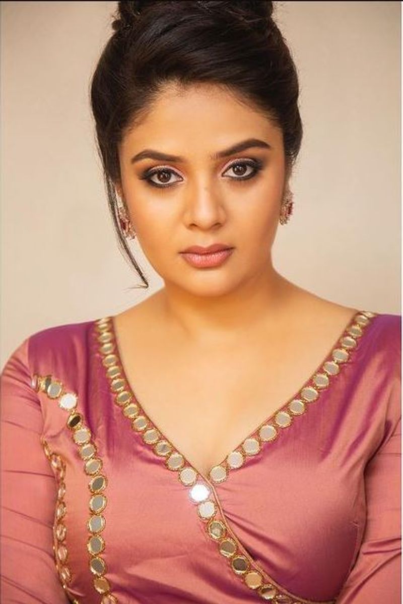 Anchor Sreemukhi looks beautiful in trendy outfit