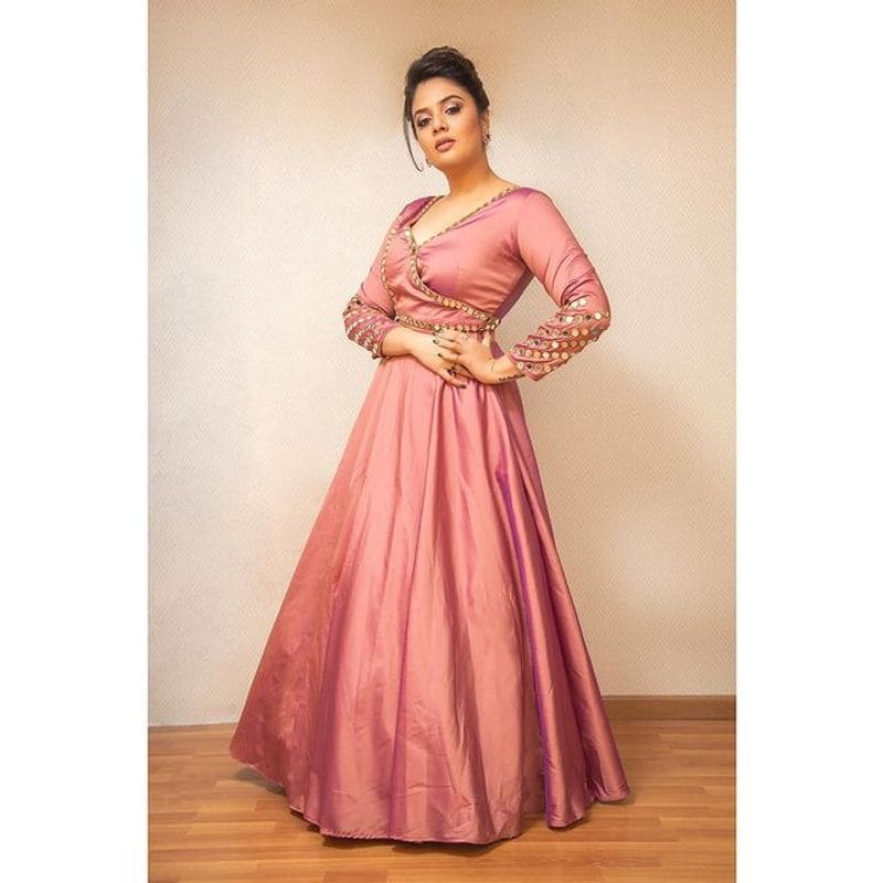 Anchor Sreemukhi looks beautiful in trendy outfit
