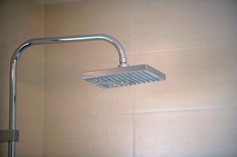 expert told that while taking a shower feet should be thoroughly cleaned and bathed for 8 minutes