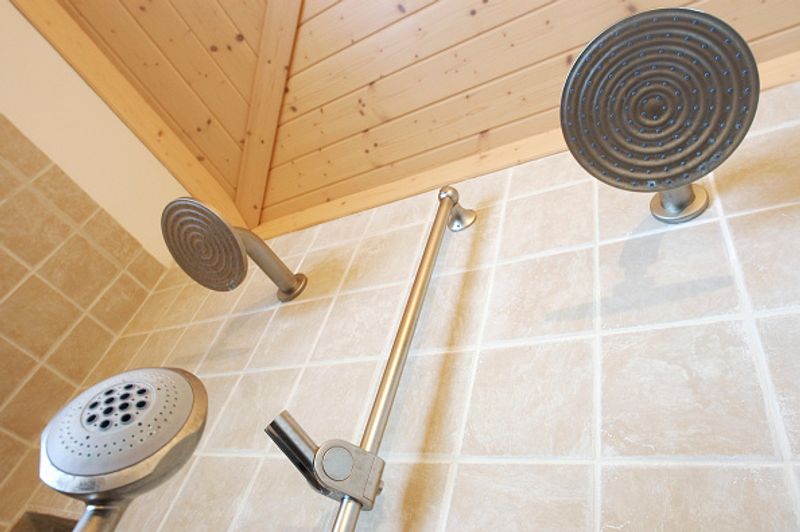 expert told that while taking a shower feet should be thoroughly cleaned and bathed for 8 minutes