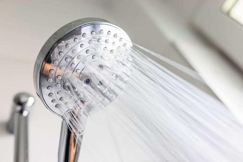 expert told that while taking a shower feet should be thoroughly cleaned and bathed for 8 minutes