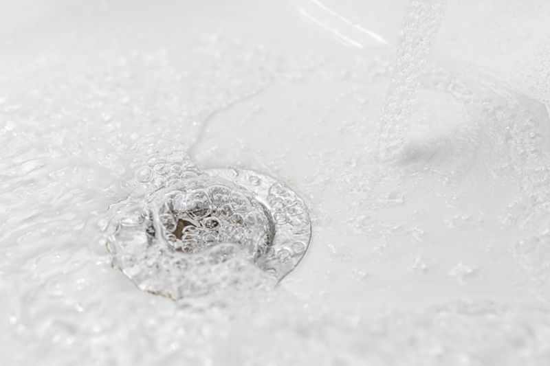 expert told that while taking a shower feet should be thoroughly cleaned and bathed for 8 minutes