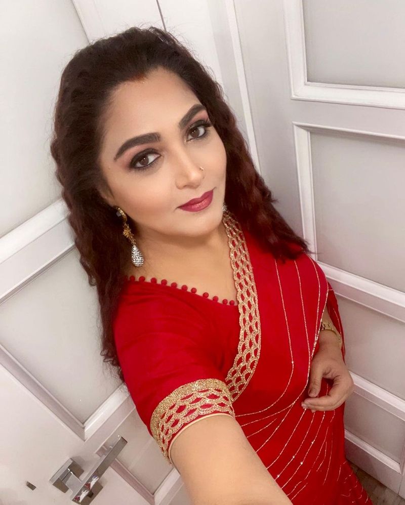 Khushboo stylish look in red saree see photos here dpl