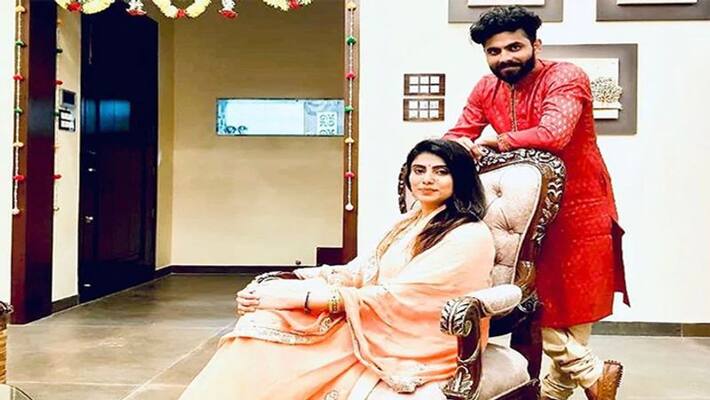 Ravindra Jadeja Sister Naynaba Criticises His Wife Rivaba For breaking Covid-19 Protocol Ravindra Jadeja Sister Naynaba Criticises His Wife Rivaba For breaking Covid-19 Protocol
