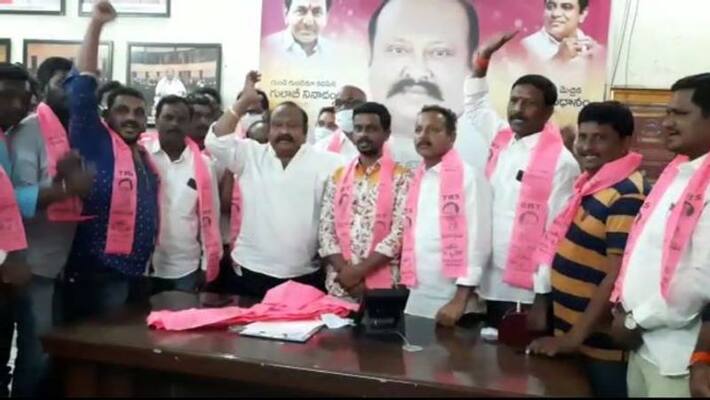BJP Leaders Joins TRS Party In Presence Of Gangula kamalakar in Karimnagar BJP Leaders Joins TRS Party In Presence Of Gangula kamalakar in Karimnagar