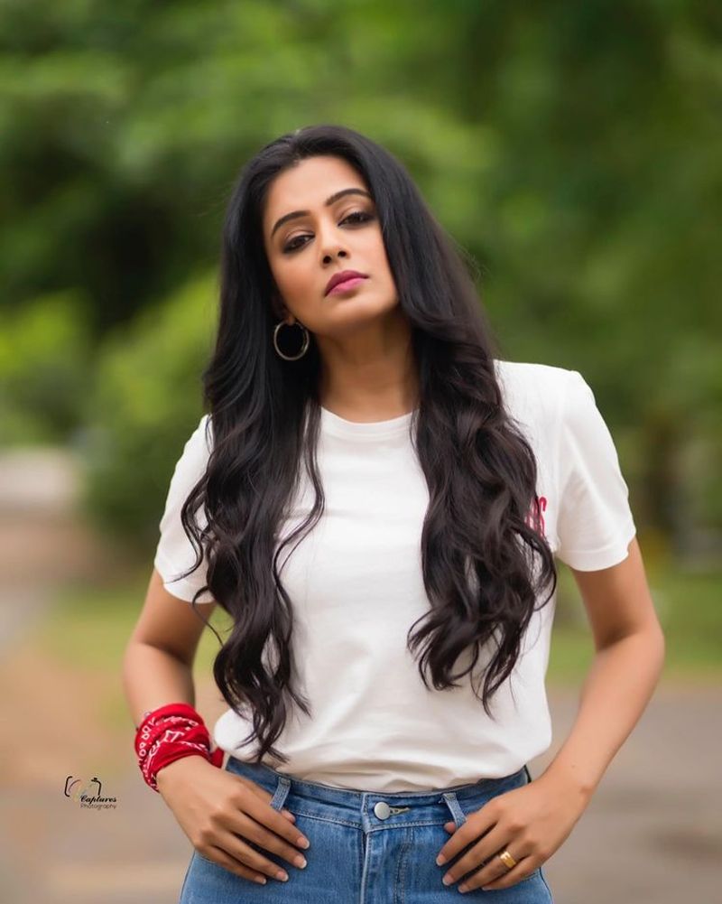 actress priya mani latest white tshirt and jeans stylish potos