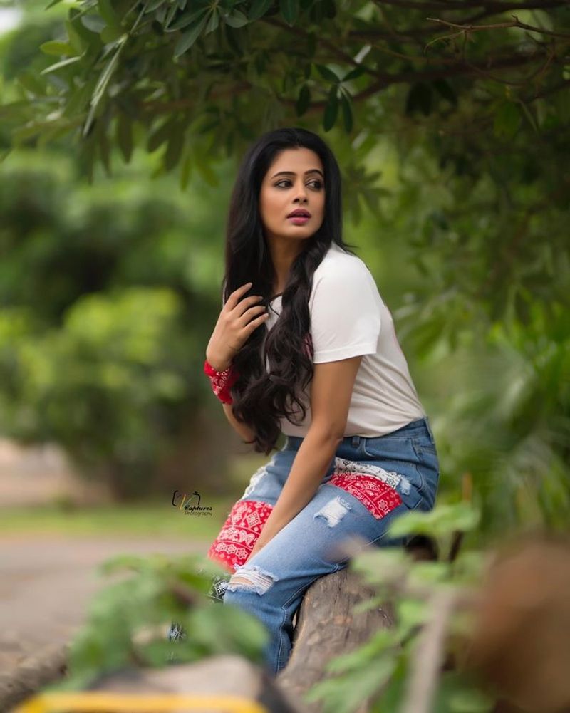 actress priya mani latest white tshirt and jeans stylish potos