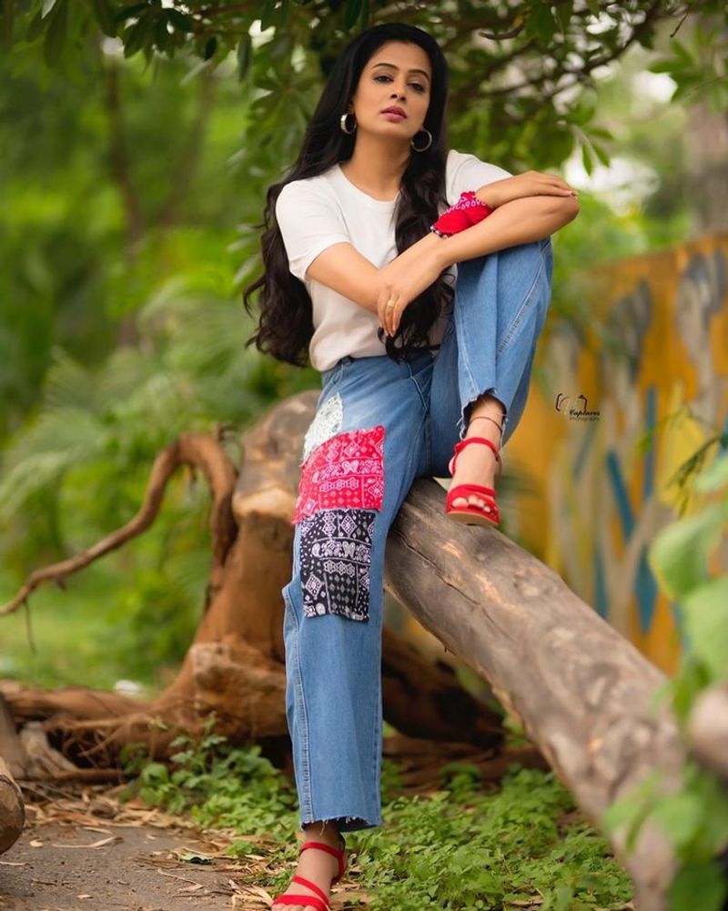 actress priya mani latest white tshirt and jeans stylish potos